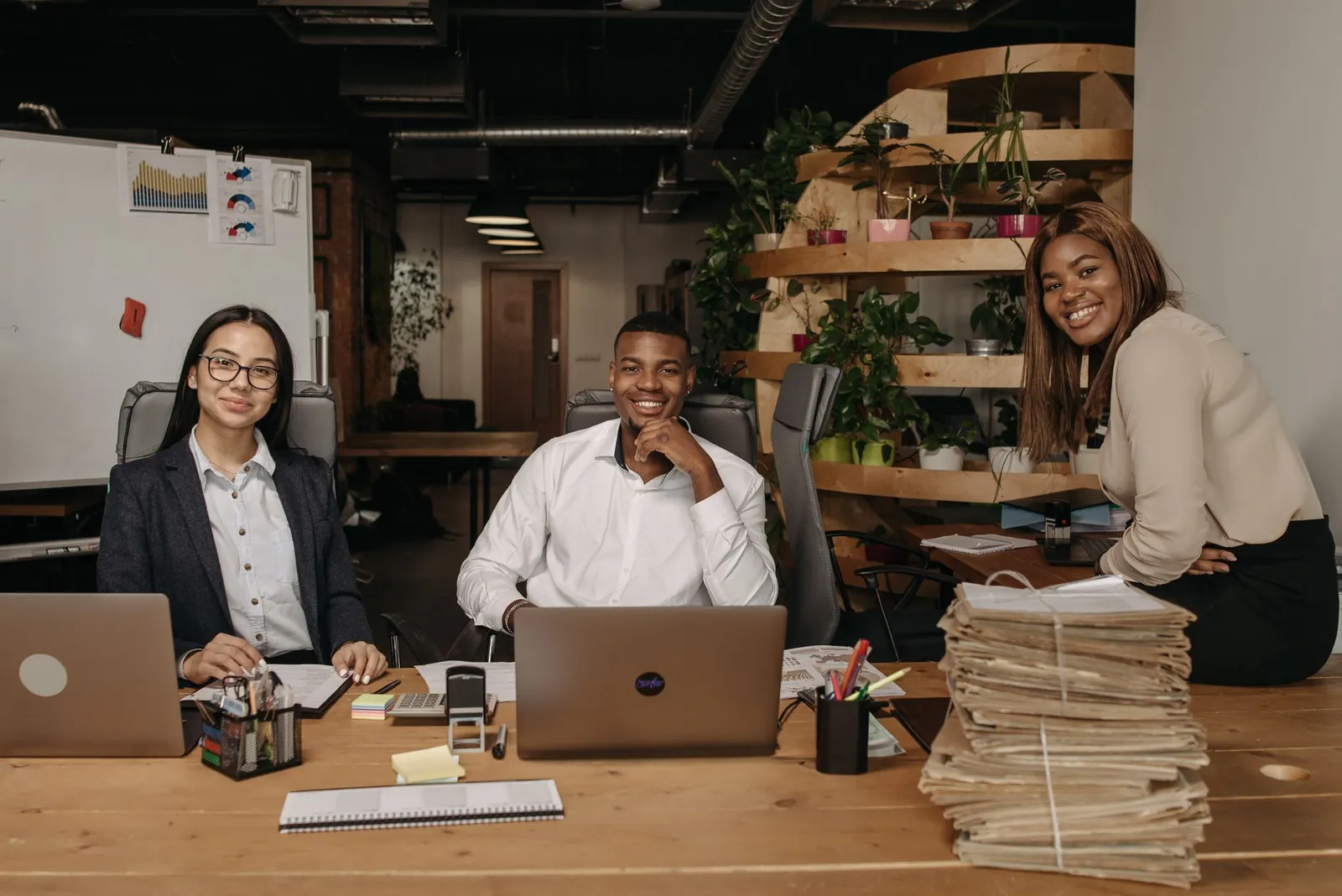 Équipe africaine de NEXAFRIKA accueillant ses clients